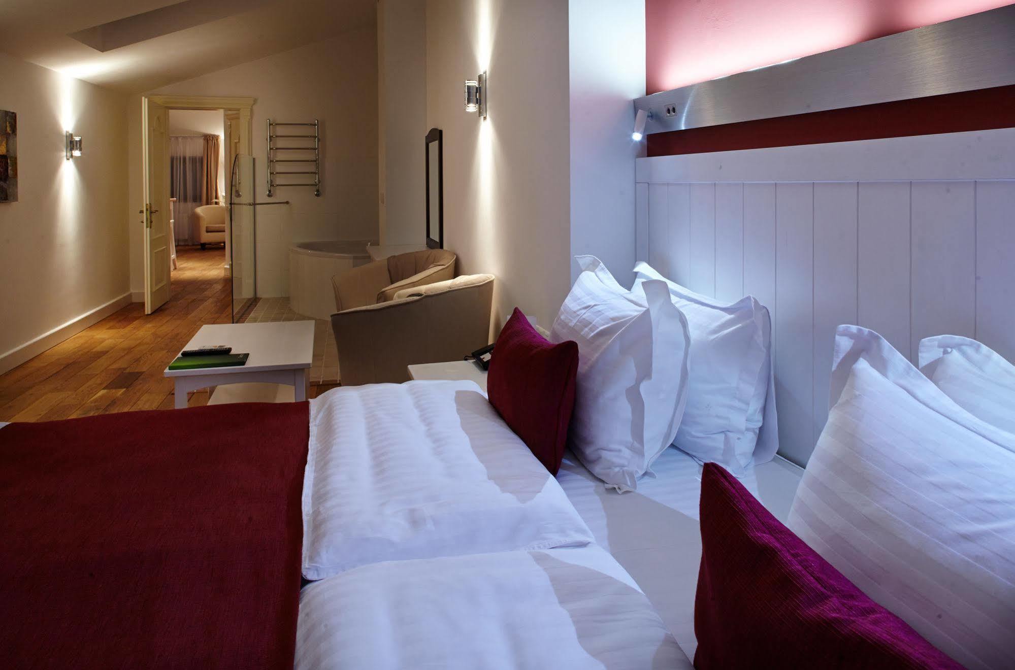 Rudolfo Hotel Львов Экстерьер фото