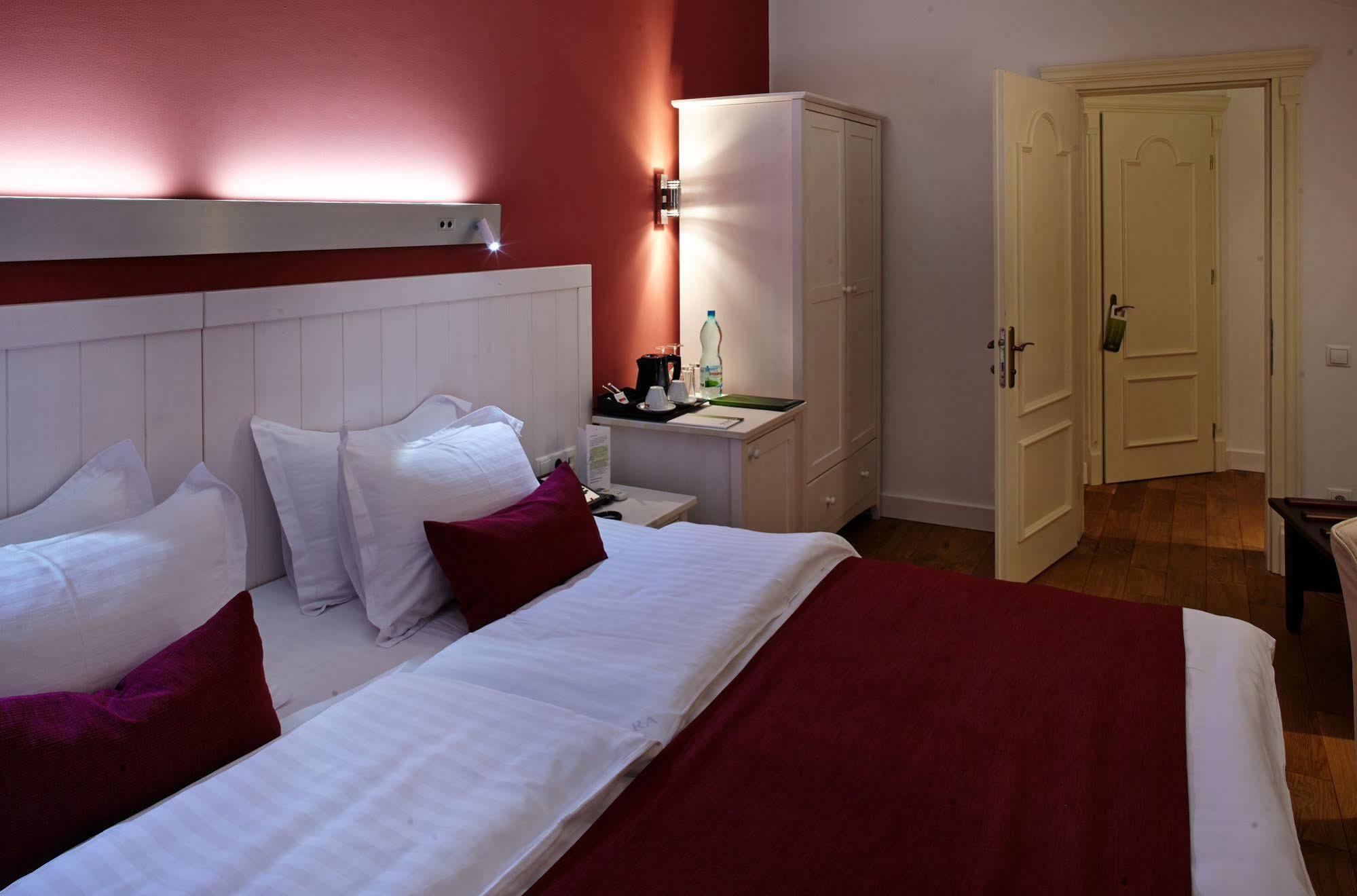 Rudolfo Hotel Львов Экстерьер фото